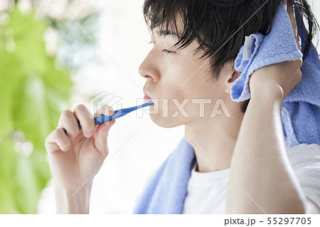 男性　ビューティー　歯磨き 55297705