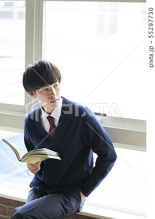 男子 男性 学生 読書の写真素材