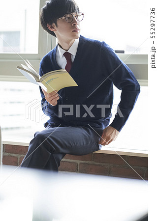 男子 男性 学生 読書の写真素材