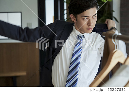 ビジネスマン　身支度 55297832