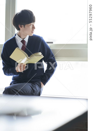 男子 男性 学生 読書の写真素材