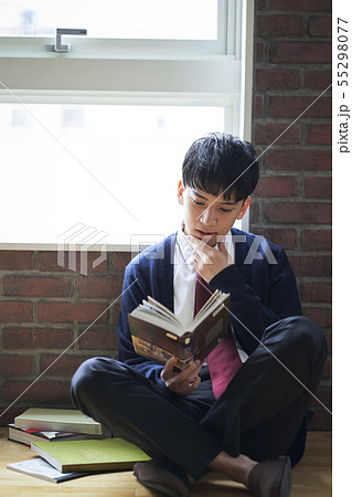 男子 男性 学生 読書の写真素材