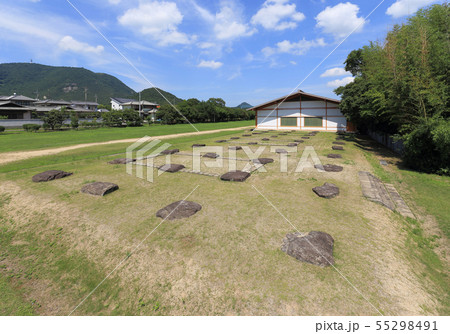 讃岐国分寺僧坊跡および覆屋（右の樹木は現在の国分寺、左は五色台） 55298491