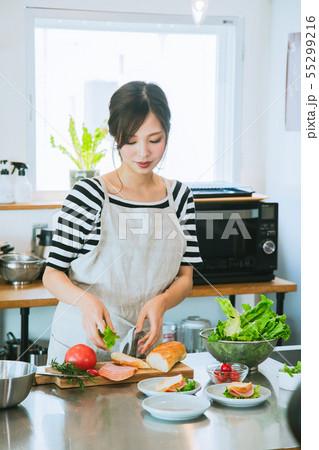 キッチンの女性 キッチンの女性 55299216