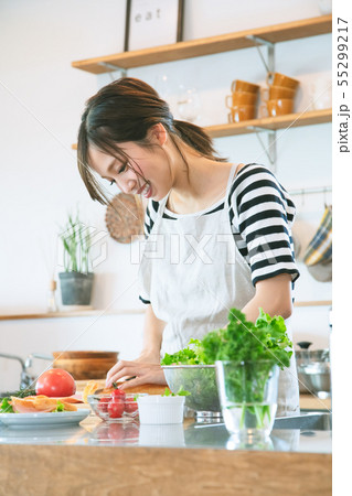キッチンの女性 キッチンの女性 55299217