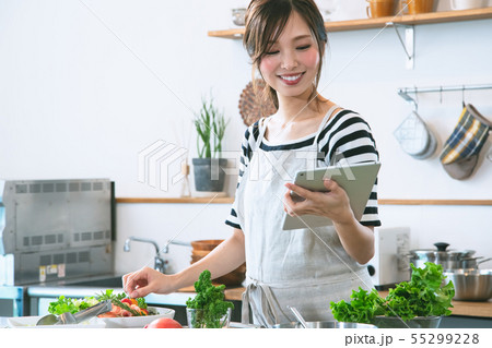 キッチンの女性 55299228