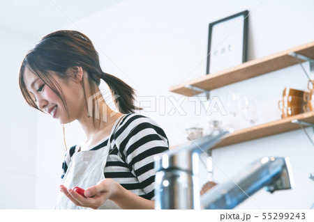 キッチンの女性 55299243