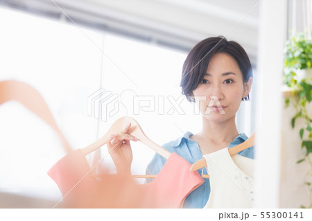 女性　身支度　姿見　洋服選び 55300141