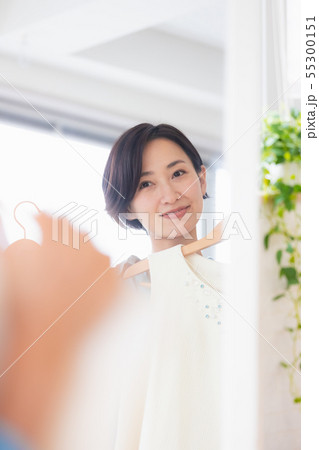 女性　身支度　姿見　洋服選び 55300151