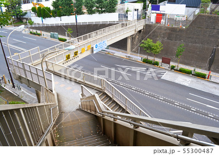 西日暮里駅前　日暮里崖線の切通しの道路（道灌山通り）と歩道橋 55300487