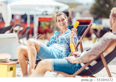 Young couple enjoying popsicle 55304372