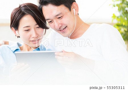 夫婦 カップル 動画視聴 タブレット端末 夫婦 カップル 動画視聴 タブレット端末 55305311