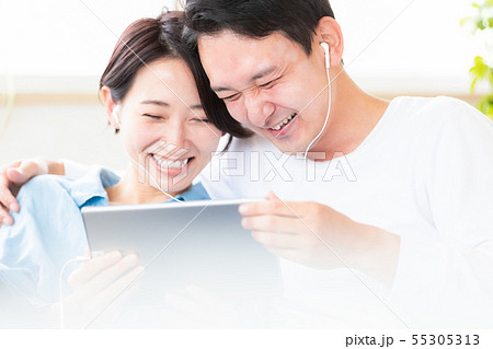 夫婦 カップル 動画視聴 タブレット端末 夫婦 カップル 動画視聴 タブレット端末 55305313