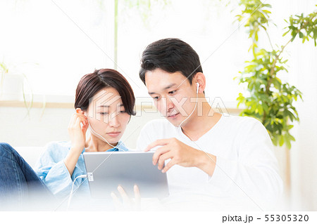 夫婦　カップル　動画視聴　タブレット端末 55305320