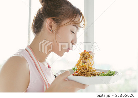 女性　ライフスタイル　料理 55305620