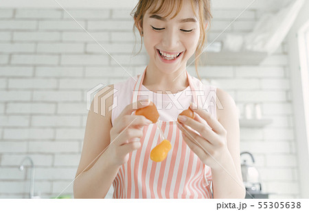 女性　ライフスタイル　料理 55305638