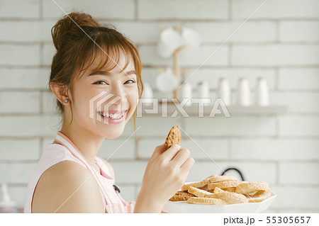 女性 ライフスタイル 料理 女性 ライフスタイル 料理 55305657