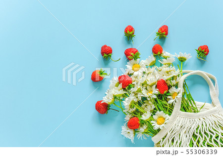 Bouquet of field daisies in reusable shopping eco Bouquet of field daisies in reusable shopping eco 55306339