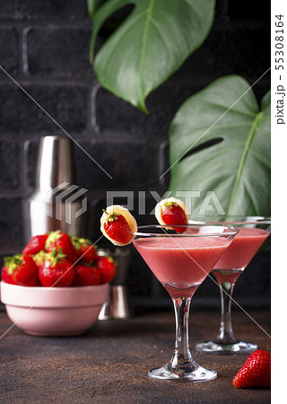 Sweet summer strawberry alcoholic cocktail 55308164