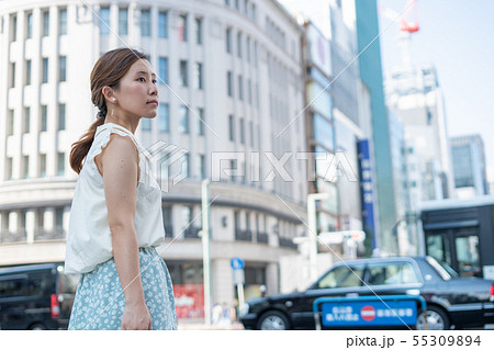 銀座でショッピングをする女性・休日の歩行者天国 銀座でショッピングをする女性・休日の歩行者天国 55309894