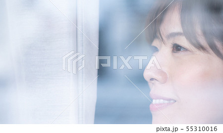 窓から外を眺める女性 窓から外を眺める女性 55310016
