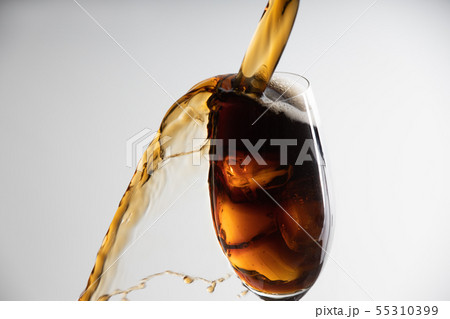 グラスから溢れるアイスコーヒー 55310399