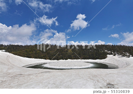 【秋田県】八幡平 ドラゴンアイ (鏡沼)開眼前雲有り(他バリエーション有。コメント欄をご覧下さい。) 【秋田県】八幡平 ドラゴンアイ (鏡沼)開眼前雲有り(他バリエーション有。コメント欄をご覧下さい。) 55310839