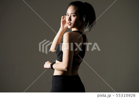 女性　スポーツウェア　コントラスト 55310926