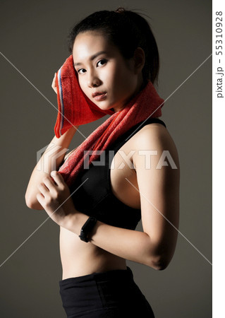 女性　スポーツウェア　コントラスト 55310928