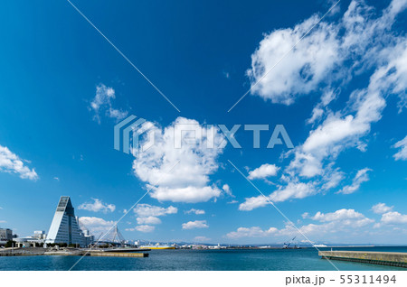 【青森県青森市】早春の青空と雲（青森ベイエリア） 55311494
