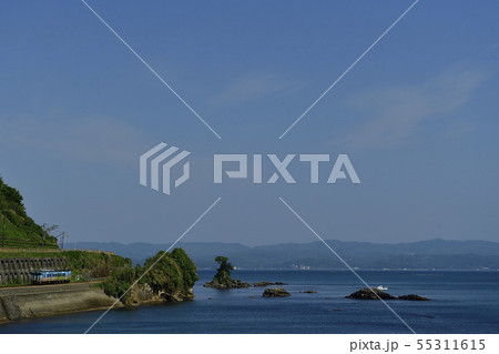 青空と海岸沿いを行く鉄道写真 青空と海岸沿いを行く鉄道写真 55311615