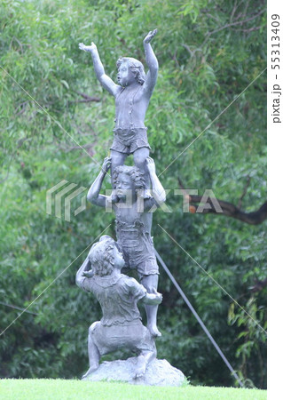 Children's statue in the park 55313409