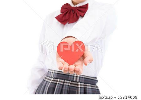 ハートを差し出す女子高校生 55314009