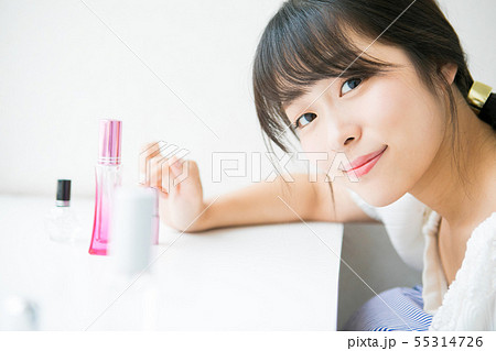 メイク道具と若い女の子の写真素材