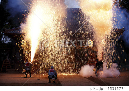夏祭りの手筒花火 55315774