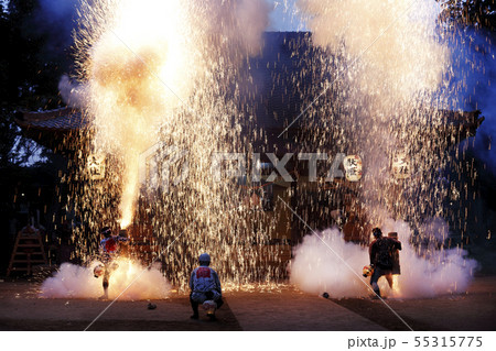 夏祭りの手筒花火 55315775