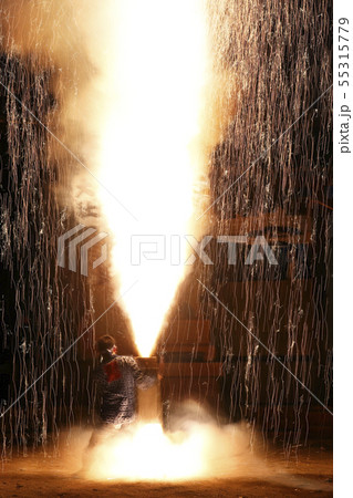 夏祭りの手筒花火 55315779