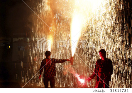 夏祭りの手筒花火 55315782