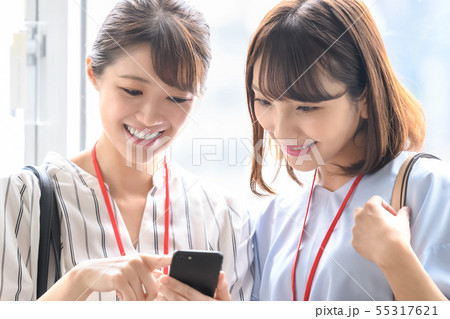 ビジネスウーマン　カジュアル　スマホ 55317621