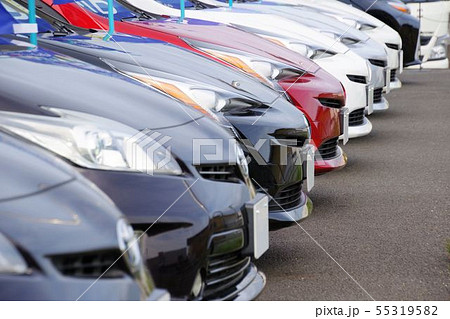 自動車イメージ　販売店に並ぶプリウス 55319582