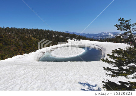 【秋田県】八幡平 ドラゴンアイ （鏡沼）開眼前快晴（他バリエーション有。コメント欄をご覧下さい。） 55320823