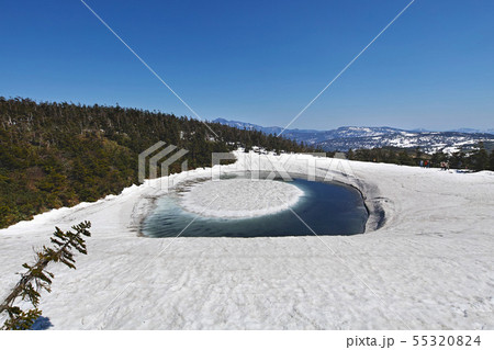【秋田県】八幡平 ドラゴンアイ （鏡沼）開眼前快晴（他バリエーション有。コメント欄をご覧下さい。） 55320824