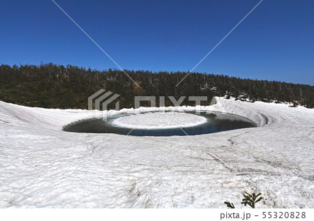 【秋田県】八幡平 ドラゴンアイ （鏡沼）開眼前快晴（他バリエーション有。コメント欄をご覧下さい。） 55320828
