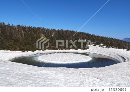 【秋田県】八幡平 ドラゴンアイ （鏡沼）開眼前快晴（他バリエーション有。コメント欄をご覧下さい。） 55320891