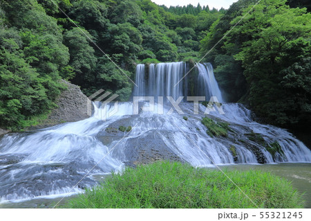水量の多い夏の竜門の滝（大分県九重町） 55321245