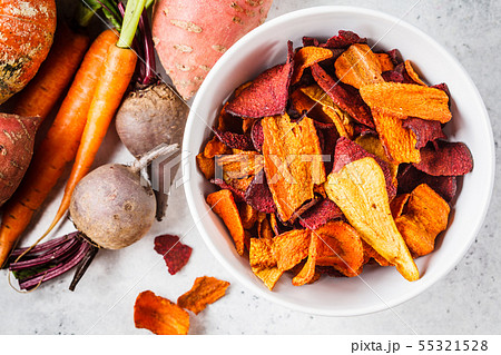 Bowl of healthy vegetable chips from beets Bowl of healthy vegetable chips from beets 55321528