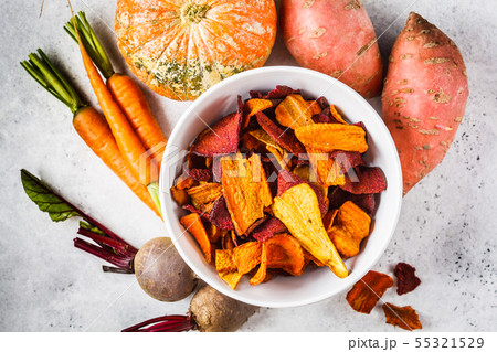 Bowl of healthy vegetable chips from beets 55321529