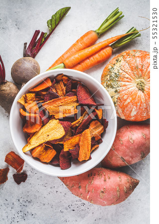 Bowl of healthy vegetable chips from beets Bowl of healthy vegetable chips from beets 55321530