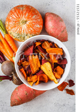 Bowl of healthy vegetable chips from beets Bowl of healthy vegetable chips from beets 55321531