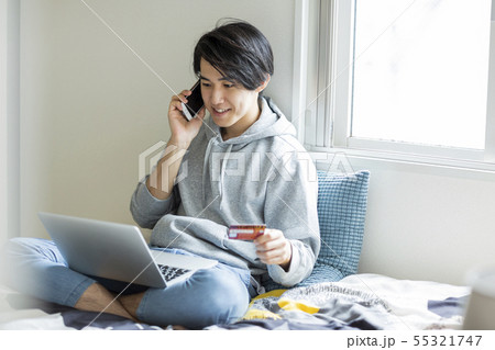 若い男性 クレジットカード 若い男性 クレジットカード 55321747
